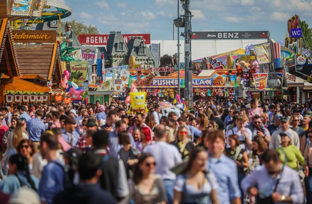 Viele Besucher auf dem Stuttgarter Frhlingsfest  | Foto: Christoph Schmidt (dpa)