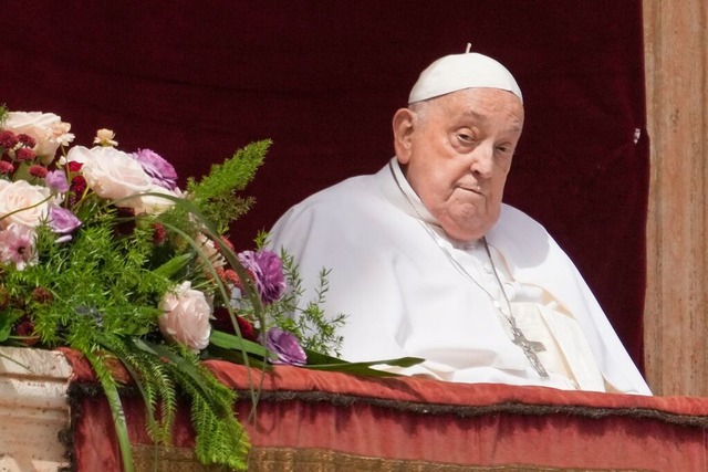 Papst Franziskus erscheint in der zent...Stadt und der Welt&quot;) zu erteilen.  | Foto: Gregorio Borgia (dpa)