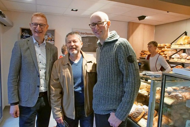 Am Grndonnerstag wurde gefeiert: Thom...er Martin Burger im vernderten Laden.  | Foto: Ilona Hge