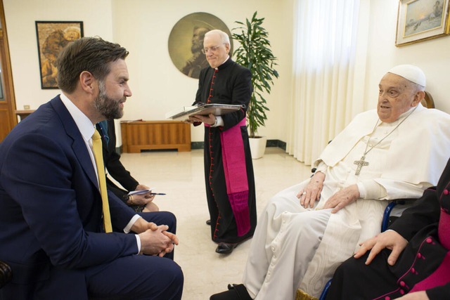 Ein Bild vom gestrigen Ostersonntag: P...s empfngt US-Vizeprsident J.D. Vance  | Foto: Vatican Media (dpa)