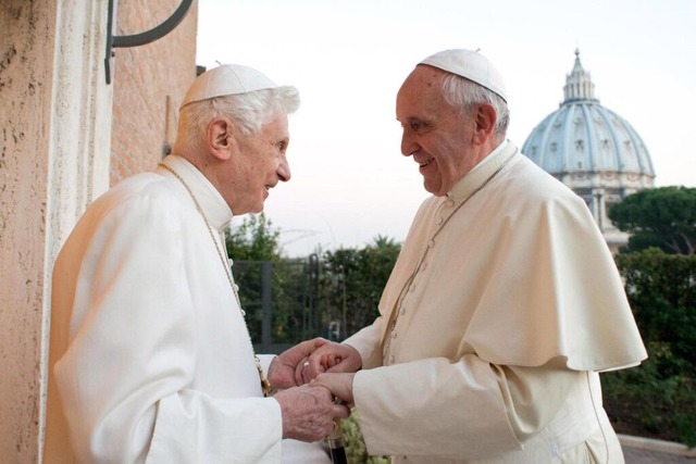 2013: Papst  Franziskus mit seinem Vorgnger Papst Benedikt XVI.  | Foto: L&#39;Osservatore Romano (dpa)