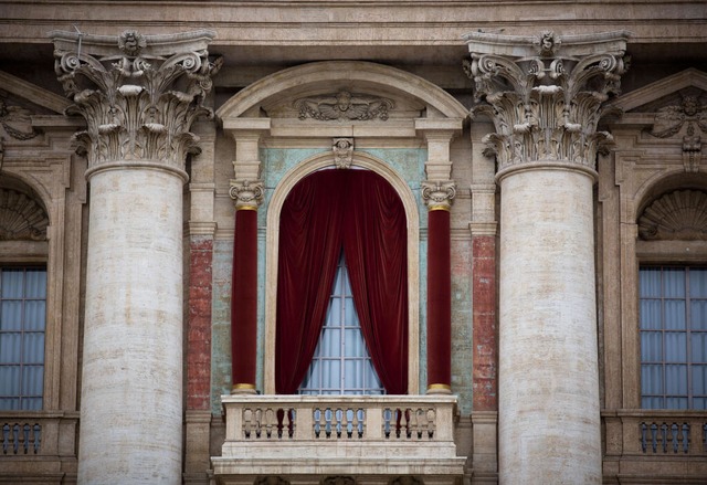 Kurz nach der Papstwahl wird sich der ...st auf dem Balkon am Petersdom zeigen.  | Foto: Michael Kappeler (dpa)