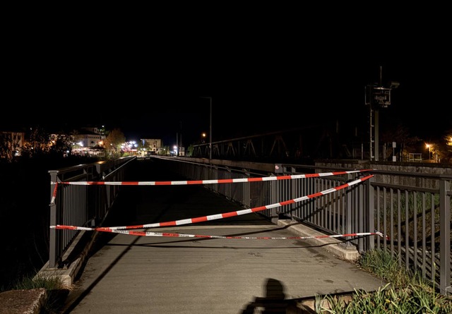 In der Nhe der Brcke hat die Polizei ein totes Kind aus der Lahn geborgen.  | Foto: Pascal Hfig (dpa)