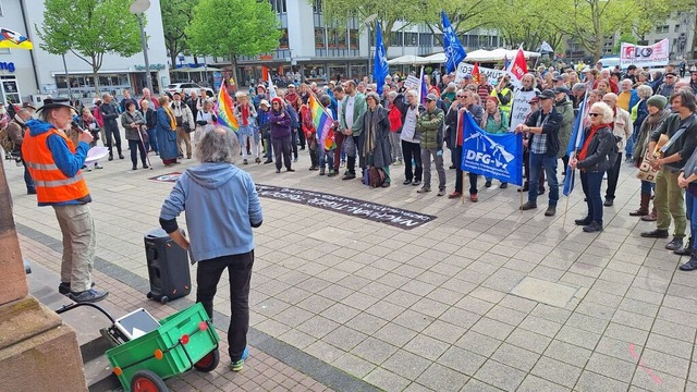 Frieden schaffen ohne Waffen &#8211; d...chteilnehmenden in Kehl und Straburg.  | Foto: Andreas Blassmann
