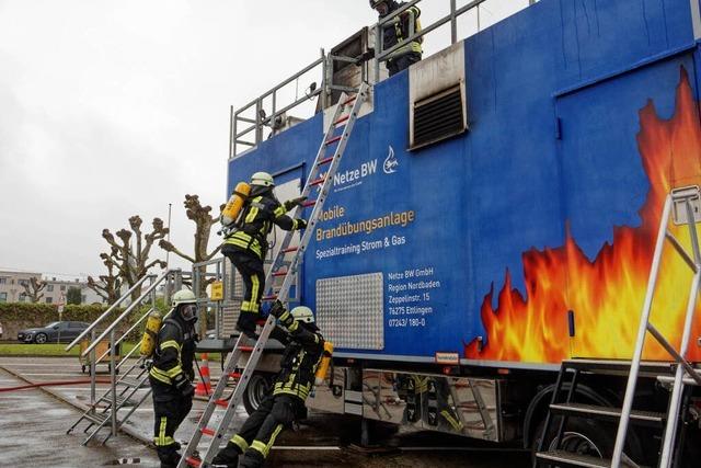 Feuerwehren am Kaiserstuhl ben im mobilen Glutofen der Netze BW in Endingen den Ernstfall