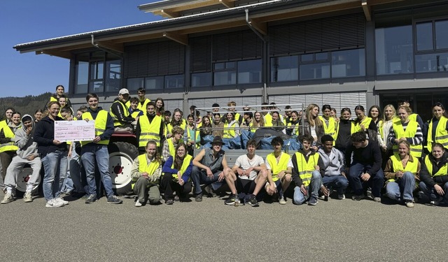 Die Kursstufe 2 des Kollegs St. Sebas...h 100 Euro für die Abikasse verdient. | Foto: Wandres Die Kursstufe 2 des Kollegs St. Sebas...h 100 Euro für die Abikasse verdient. | Foto: Wandres