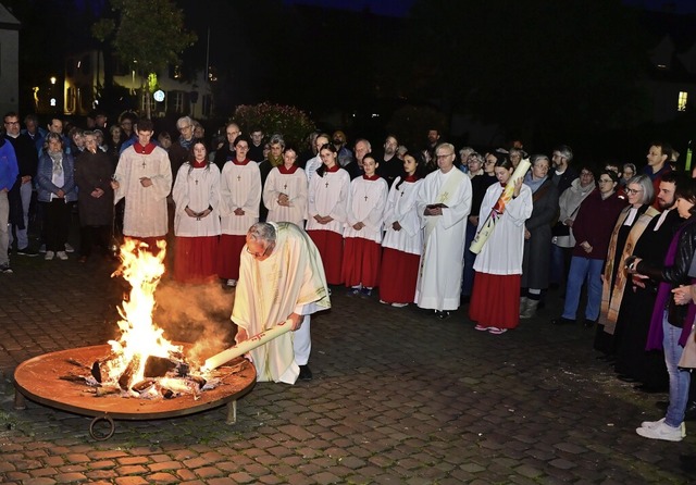 Hunderte Menschen kamen zur Osternacht... auf den Schlossplatz in Emmendingen.   | Foto: Dieter Erggelet