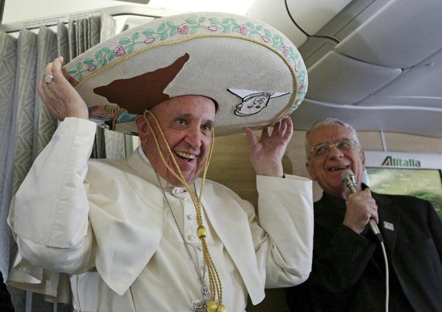 Papst Franziskus machte viele Reisen u... im Flugzeug geschenkt bekommen hatte.  | Foto: Alessandro Di Meo (dpa)