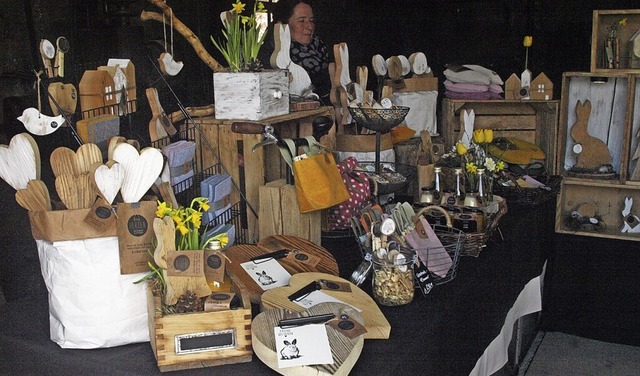 Hasen durften bei den Holzdekoartikeln am Ostermarkt nicht fehlen.  | Foto: Karin Stckl-Steinebrunner