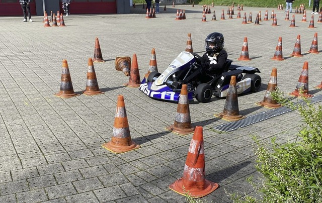 Die Pylonenfiguren sind beim Kartsport...– man muss sich konzentrieren. | Foto: Jutta Schütz Die Pylonenfiguren sind beim Kartsport...– man muss sich konzentrieren. | Foto: Jutta Schütz