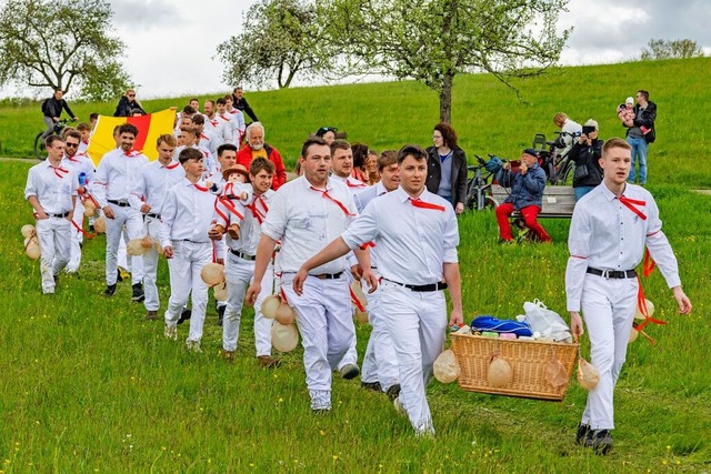 Impressionen vom Eierspringen am Eichener See: Einmarsch der Butzimummel  | Foto: Alexandra Gnzschel