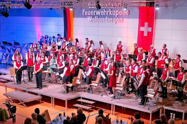 Die 65 Musiker der Feuerwehrkapelle un...ung von Marco Peter beim Osterkonzert. | Foto: Wolfgang Scheu Die 65 Musiker der Feuerwehrkapelle un...ung von Marco Peter beim Osterkonzert. | Foto: Wolfgang Scheu