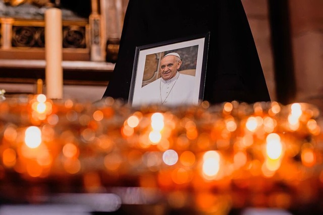 Im Freiburger Mnster wurde am Montag ...des verstorbenen  Papstes aufgestellt.  | Foto: Philipp von Ditfurth (dpa)