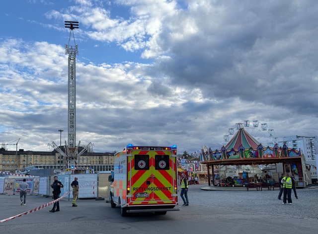 Zahlreiche Rettungskr&auml;fte waren am Unfallort.  | Foto: Ferdinand Merzbach/NEWS5/dpa