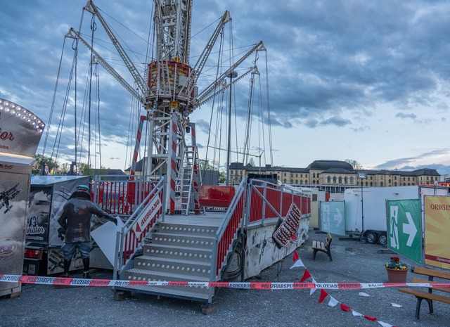 Das Kettenkarussell dreht sich bei vol...ahrt auf eine H&ouml;he von 30 Metern.  | Foto: Ferdinand Merzbach/NEWS5/dpa