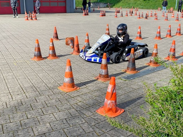Die Pylonenfiguren sind beim Kartsport...er-Nachwuchs muss sich konzentrieren. | Foto: Jutta Schütz Die Pylonenfiguren sind beim Kartsport...er-Nachwuchs muss sich konzentrieren. | Foto: Jutta Schütz
