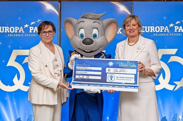 Mauritia Mack (rechts) und Edith Schre...00 Euro &#8211; so viel wie nie zuvor.  | Foto: Europa-Park