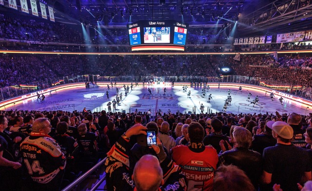 Auch vor den Spielen gedenken die Eisb...verstorbenen Teamkollegen Tobias Eder.  | Foto: Andreas Gora/dpa