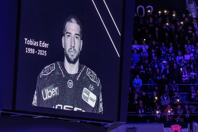 An Tobias Eder wird w&auml;hrend der Eisb&auml;ren-Spiele weiterhin erinnert.  | Foto: Andreas Gora/dpa