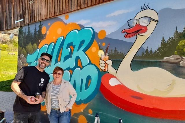 Streetartist Boogie gestaltet den Eingangsbereich des Zeller Freibads
