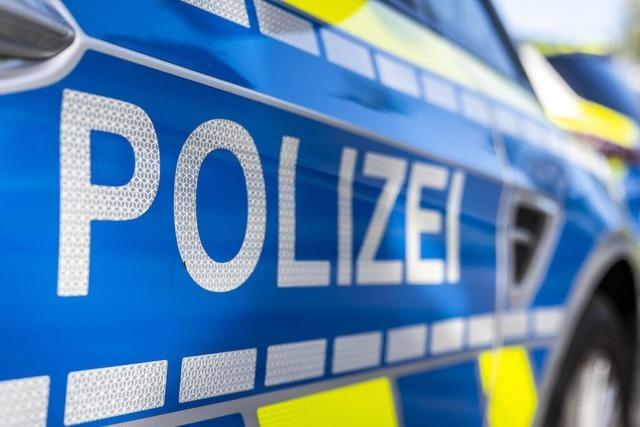 Eine Frau mit einem Messer spricht Passanten in einem Genzach-Wyhlener Wohngebiet  an