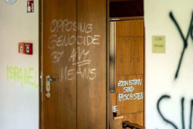 Die Aktivisten haben unter anderem W&a...und Holzvert&auml;felungen beschmiert.  | Foto: Soeren Stache/dpa