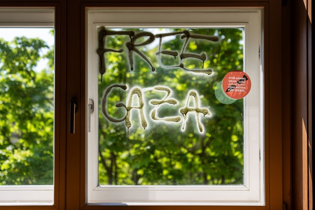 Mit Farbe haben die Aktivisten verschiedene Schriftz&uuml;ge hinterlassen.  | Foto: Soeren Stache/dpa
