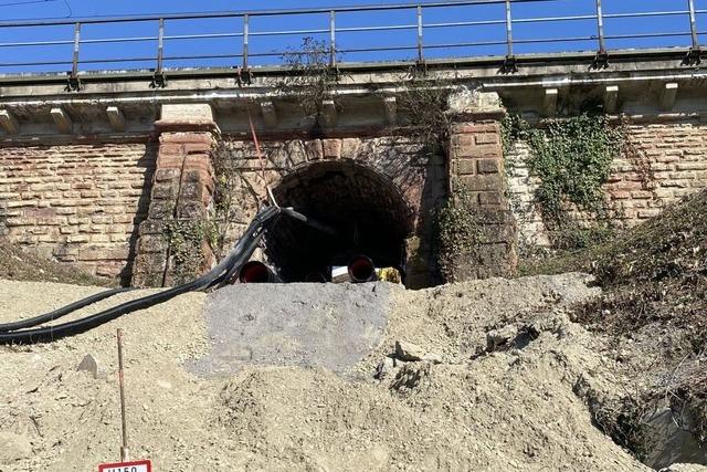 Der Brückenbogen der historischen Kleinkemser Brücke an der früheren Zementi wird verfüllt