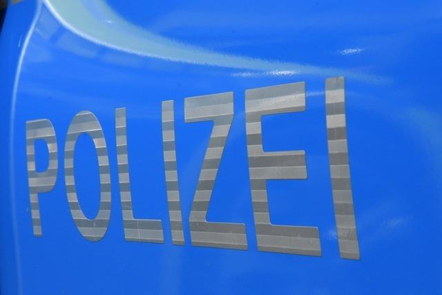 Auto brennt bei Schloss Beuggen in Rheinfelden völlig aus