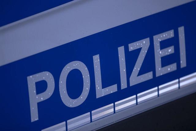 In Steinen weicht ein Auto einem Motorradfahrer aus und erleidet Totalschaden