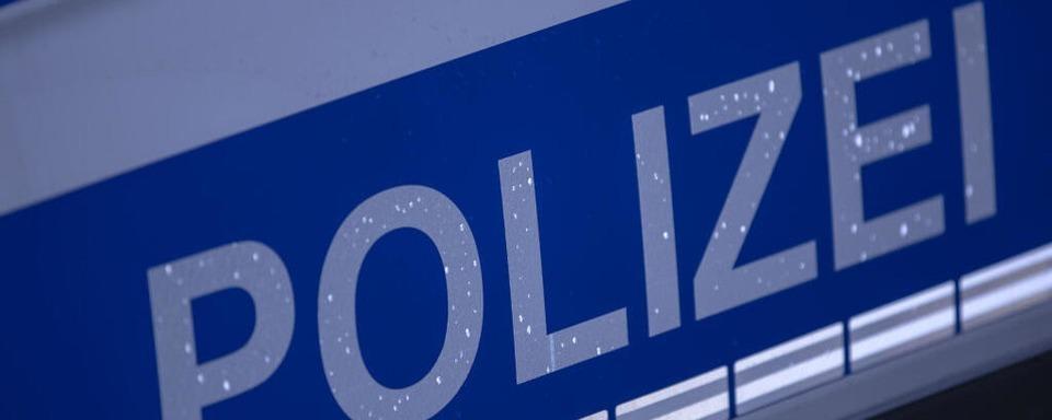 In Steinen weicht ein Auto einem Motorradfahrer aus und erleidet Totalschaden