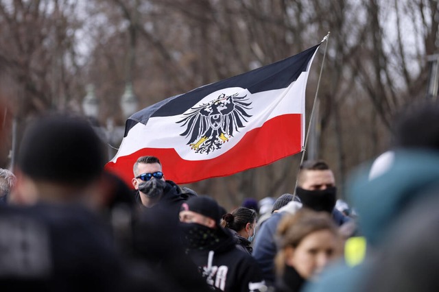 Bei rechtsextremen Demonstrationen wird häufig die Reichsflagge geschwenkt. | Foto: Jean MW via www.imago-images.de Bei rechtsextremen Demonstrationen wird häufig die Reichsflagge geschwenkt. | Foto: Jean MW via www.imago-images.de