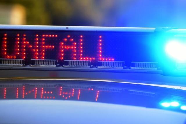 Betrunkener Lkw-Fahrer fährt bei Freiburg gegen Autobahn-Leitplanke