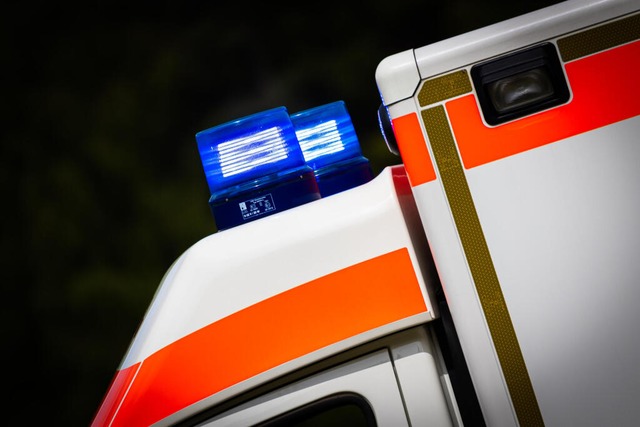 Der leicht verletzte Rollerfahrer wurde in ein Krankenhaus gebracht.  | Foto: Moritz Frankenberg (dpa)