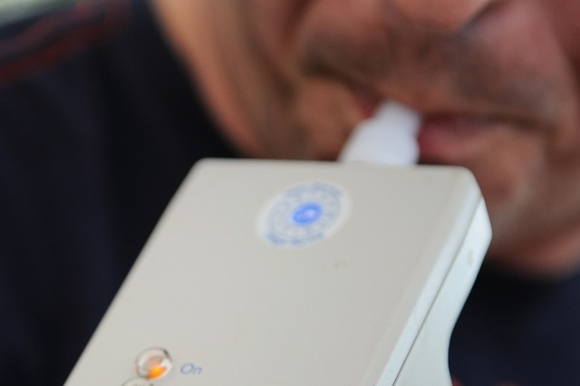 Das Promille-Messgert dient als Vorte...s, spter folgt eine Blutuntersuchung.  | Foto: Britta Pedersen (dpa)