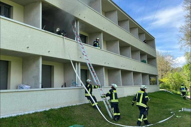 Die Feuerwehr Lörrach wird innerhalb von vier Stunden zu zwei Wohnungsbränden gerufen