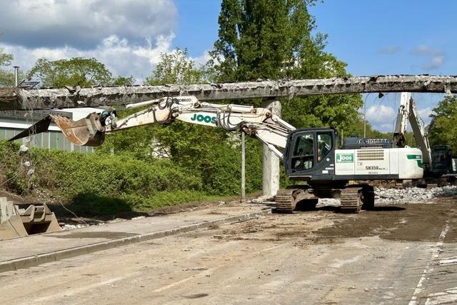 Bagger rckt Fugngersteg in Freiburg-Landwasser zu Leibe