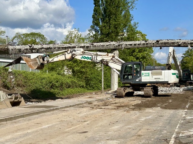 Bagger rcken seit Dienstag dem Fugngersteg ber die Elssser Strae zu Leibe.  | Foto: Alexandra Rderer