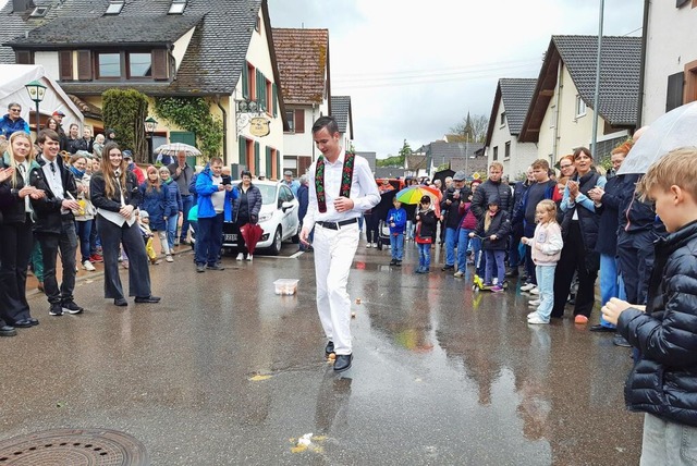 Mit Bravour lst Springer Tim Hensle s...e, auch wenn mal ein Ei zu Bruch ging.  | Foto: Reiner Merz