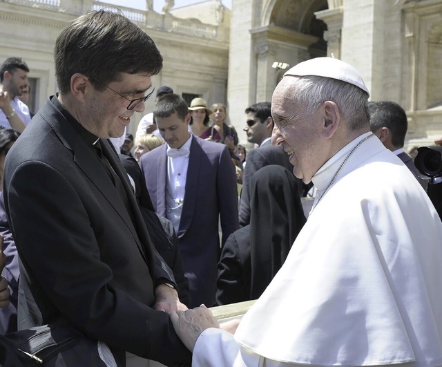Zu Dekan Brkles 30. Weihejubilum gratulierte 2017 Papst Franziskus im Vatikan.  | Foto: privat