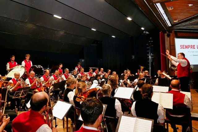 Der Musikverein Titisee-Jostal und sei... Schilling (rechts) beim Jahreskonzert | Foto: Eva Korinth Der Musikverein Titisee-Jostal und sei... Schilling (rechts) beim Jahreskonzert | Foto: Eva Korinth