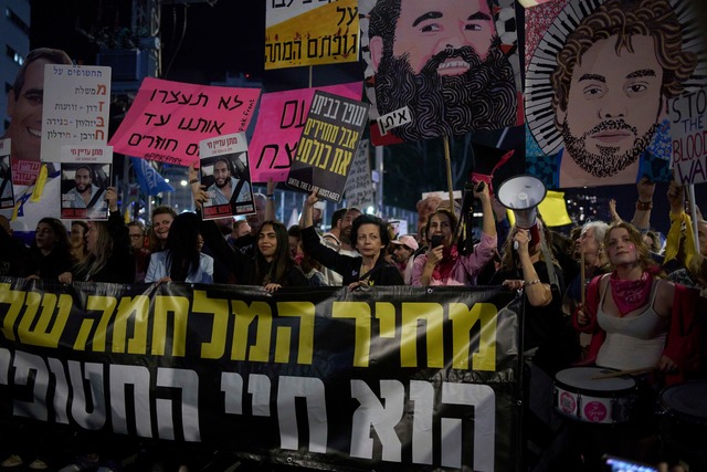 Demonstranten fordern die Freilassung ...en Gazastreifen verschleppten Geiseln.  | Foto: Maya Alleruzzo/AP/dpa