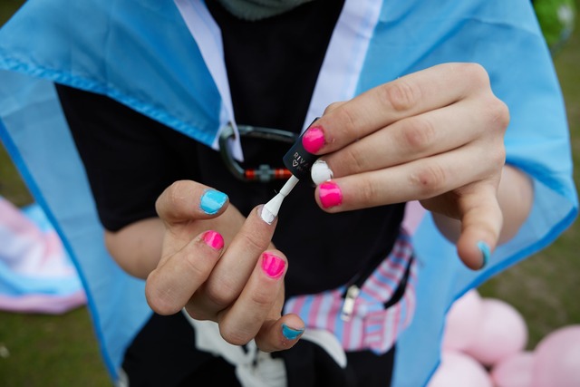 Wenn ein trans Jugendlicher in der Pub... das sehr belastend sein (Symbolbild).  | Foto: Joerg Carstensen/dpa