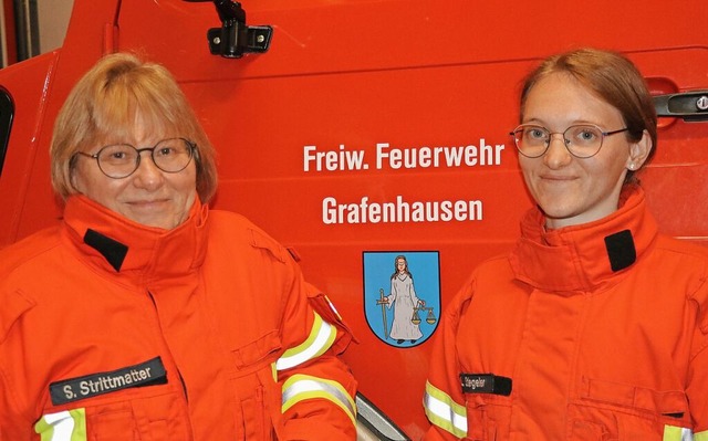 Die dienstlteste Feuerwehrfrau Sibyll...nd die jngste Aktive Loreen Stiegeler  | Foto: Dorothe Kuhlmann