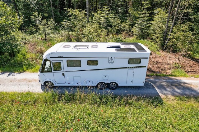 Wenn auf schmaler Straße ein Wohnmobil entgegenkommt, wird’s oft eng. | Foto: GMK Medien.Marken.Kommunikation (dpa) Wenn auf schmaler Straße ein Wohnmobil entgegenkommt, wird’s oft eng. | Foto: GMK Medien.Marken.Kommunikation (dpa)
