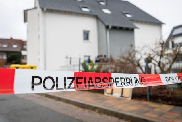 Mann in Wohngebiet niedergestochen - Tatwaffe gefunden