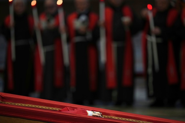 Um die H&auml;nde hat der tote Papst einen Rosenkranz geschlungen.  | Foto: Alessandra Tarantino/AP/dpa