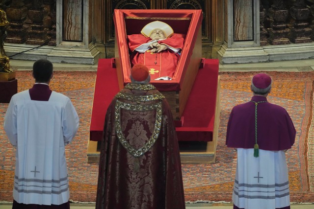 Bis Freitagabend ist Franziskus im Petersdom aufgebahrt.  | Foto: Andrew Medichini/AP Pool/dpa
