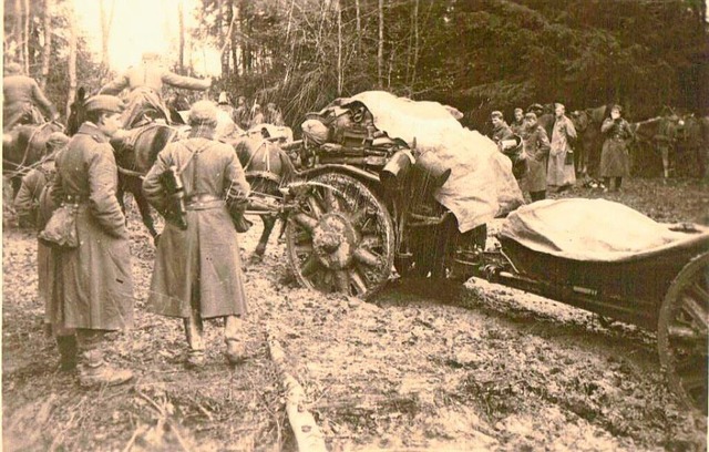 Eine Aufnahme aus der Zeit kurz vor de...nhausen. Deutsche Truppen auf Rckzug.  | Foto: Archiv  Arbeitskreis Historie