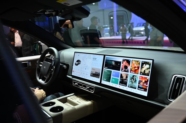 Der Trend in China geht zu Autos mit viel Enterntainment.  | Foto: Johannes Neudecker/dpa
